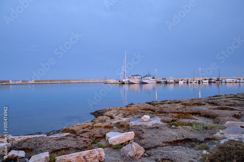 Barche e pescherecci al porto al tramonto sull'Adriatico photo