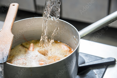 Preparazione salsa di gamberi