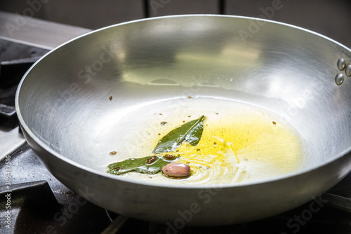 Quadro su tela Preparazione soffritto aglio e olio