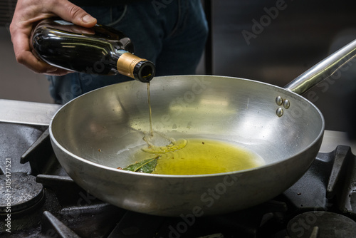 Foto Preparazione soffritto aglio e olio
