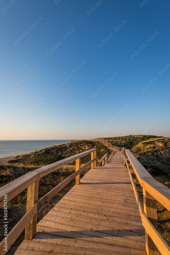 Obraz premium Strandtreppen Wanderweg auf der Insel Sylt mit Blick auf den Strand vom Kliff