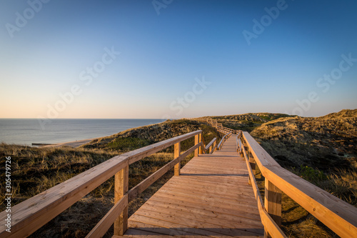 Strandtreppen Wanderweg auf der Insel Sylt mit Blick auf den Strand vom Kliff © Thomas Lemmer