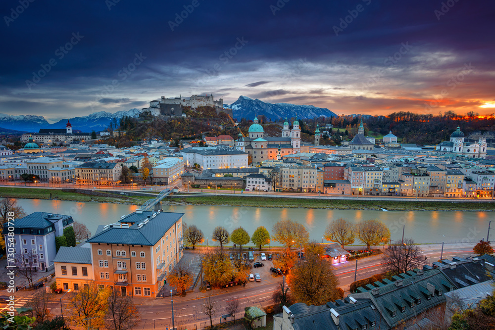 Obraz premium Salzburg, Austria. Pejzaż miejski Salzburg, Austria z katedrą w Salzburgu podczas jesiennego zachodu słońca.