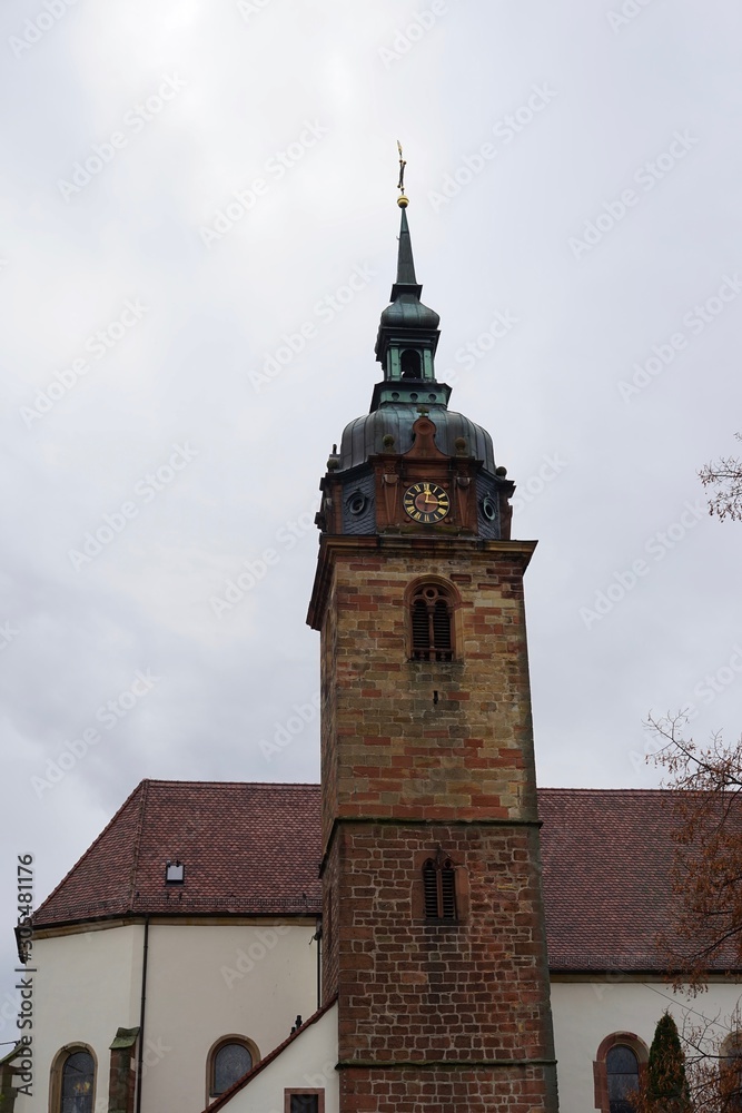 Die katholische Dorfkirche St. Barbara von Hainfeld in der Pfalz