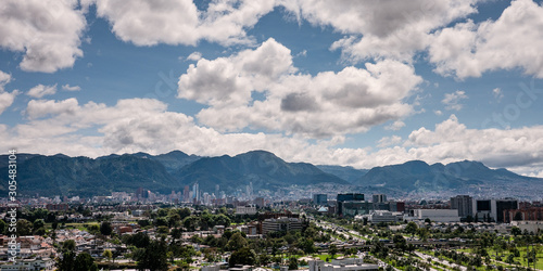 Bogotá, vista del oriente de la ciudad en un día nublado_Colombia