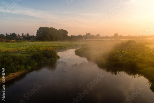 Dolina Górnej Narwi, Poranne mgły nad rzeką Narew, Strabla, Podlasie, Polska