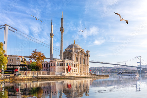 Obraz na płótnie Beautiful Ortakoy Mosque and the Bosporus, Istanbul, Turkey w salonie