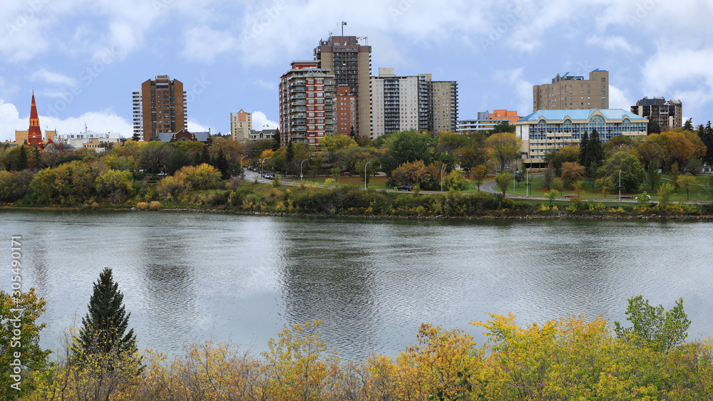 Naklejka premium Saskatoon, Canada city center by river