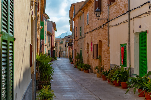 Fototapeta Naklejka Na Ścianę i Meble -  Beautiful narrow historic streets of Alcudia Old Town in Majorca Mallorca