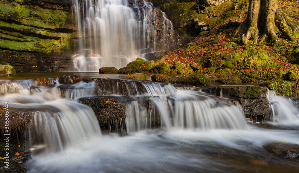 Obraz premium Wodospad Scaleber Force, North Yorkshire Dales w Wielkiej Brytanii jesienią
