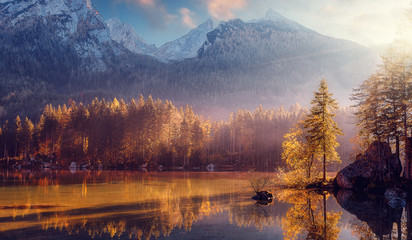 Fototapete Pantone 2025 Mocha Mousse Tolle Naturlandschaft. Schöne Landschaft mit hohen Bergen mit beleuchteten Gipfeln, Steinen im Bergsee, Reflexion, blauem Himmel und gelbem Sonnenlicht bei Sonnenaufgang. Erstaunlicher Naturhintergrund.  © jenyateua