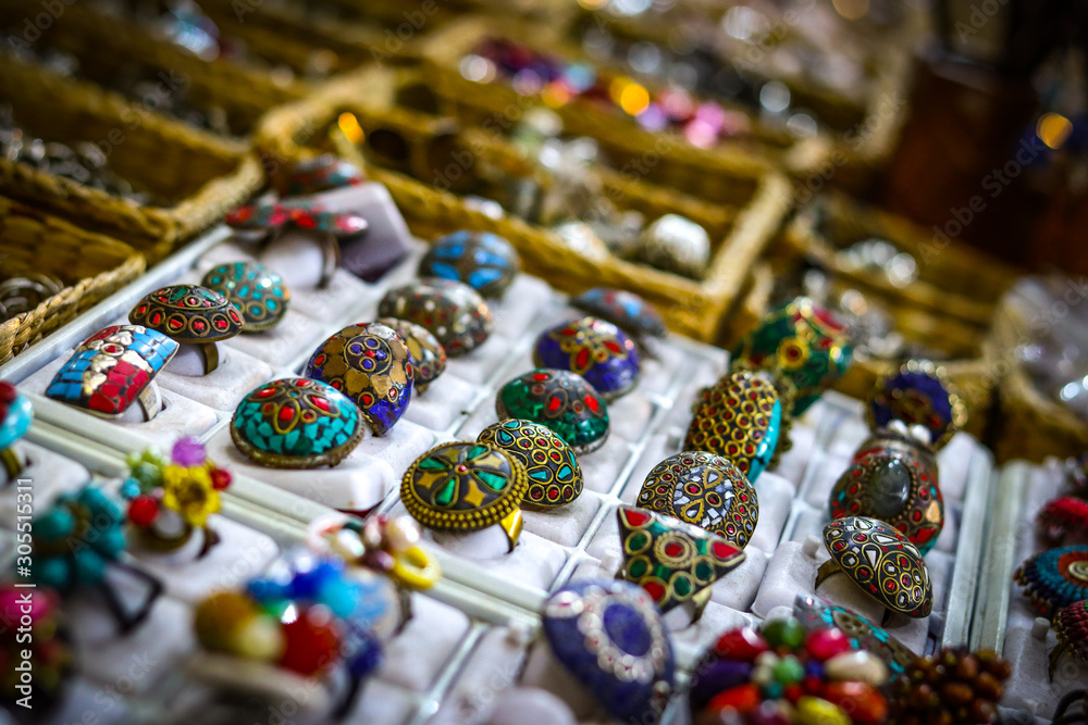 anelli d'oro con pietre colorate in esposizione