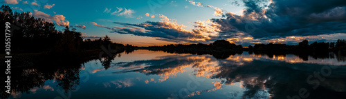 Photo High resolution stitched panorama of a beautiful sunset with arrow-shaped reflec