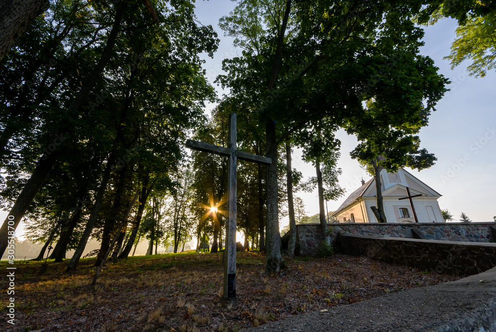 Kościół Wniebowstąpienia Pańskiego w Strabli wzniesiony w I połowie XVII wieku. Usytuowany nad doliną Narwi, Podlasie, Polska Kościół Wniebowstąpienia Pańskiego w Strabli wzniesiony w I połowie XVII wieku. Usytuowany nad doliną Narwi, Podlasie, Polska