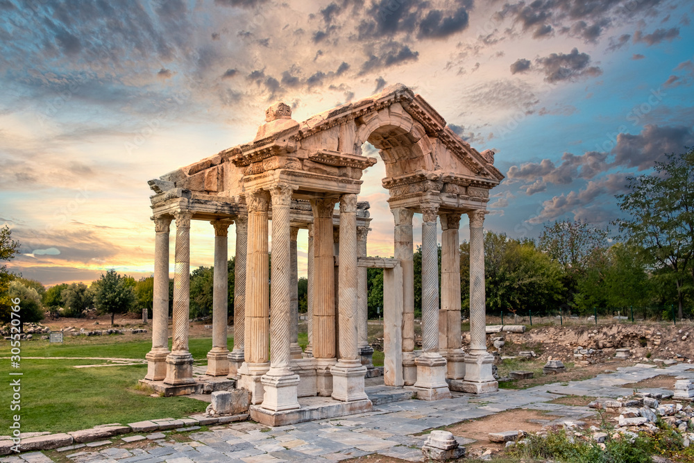 Obraz premium Sunset at Afrodisias ruins or Aphrodisias Ancient City in Karacasu Town, Aydin, Turkey