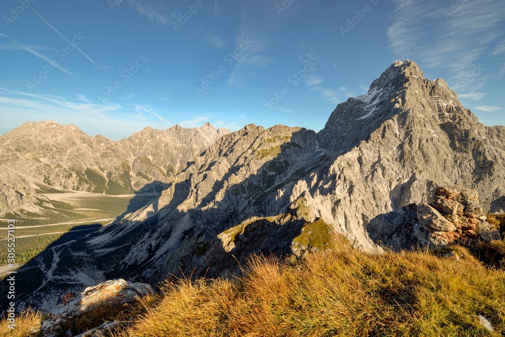 Obraz premium Early morning view from Mt. Hirschwieskopf towards Wimbachgries valley with mountains Hocheisspitze and Hochkalter, and famous Watzmann from its south side, Berchtesgaden national park, Bavaria