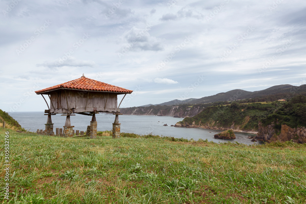 Hórreo asturiano de La Regalina en Cadavedo, costa occidental de Asturias.