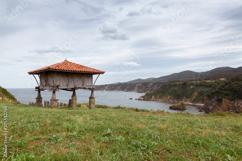 Hórreo asturiano de La Regalina en Cadavedo, costa occidental de Asturias. © Alfredo López