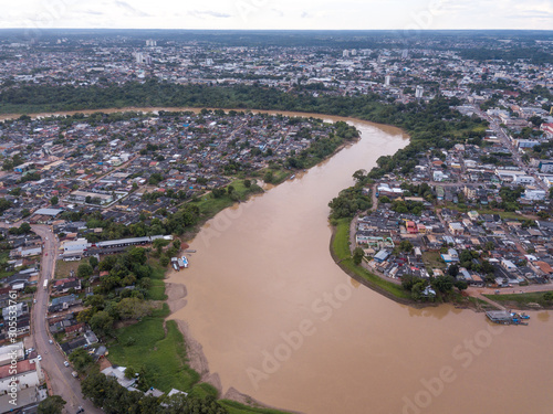 Fotografia Aerial drone view of Acre river curves in the amazon and Rio Branco city center buildings, streets on cloudy winter day