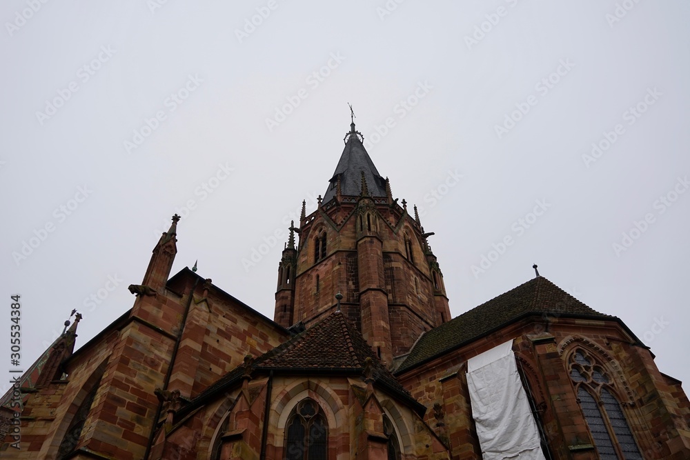 Blick zum gotischen Kirchturm von St. Peter und Paul in Wissembourg
