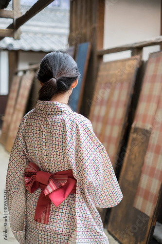 Joven japonesa en kimono