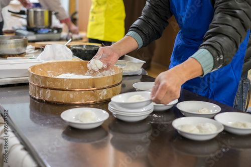 Preparación tradicional del mochi japones