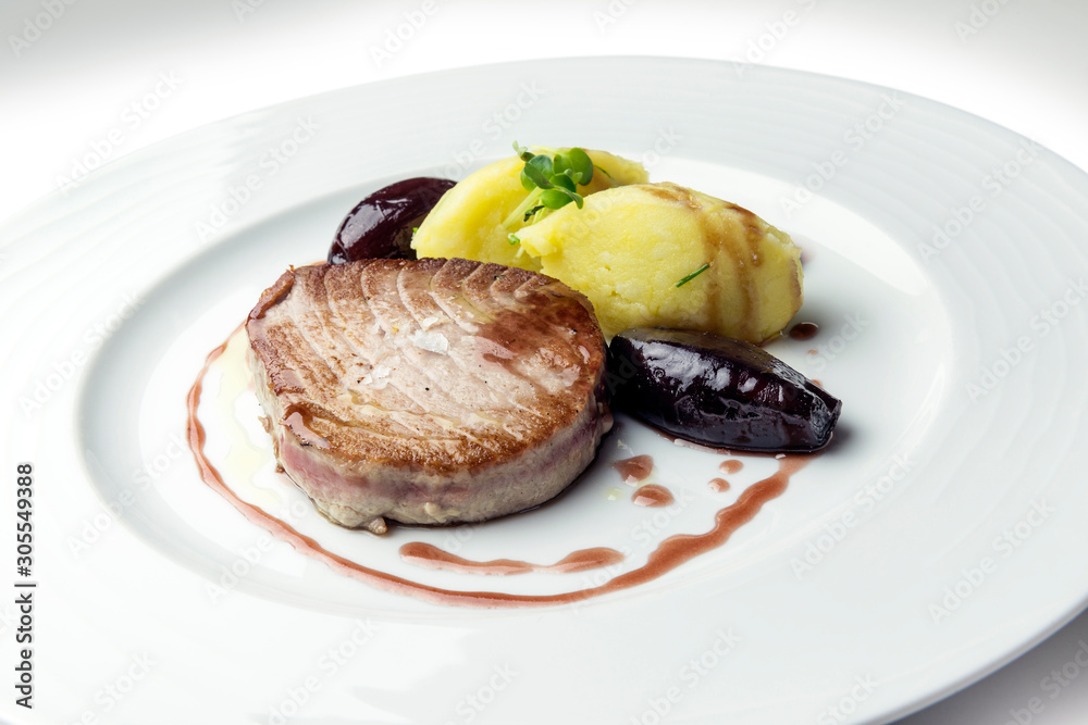 Red tuna fillet with wine-glazed shallot