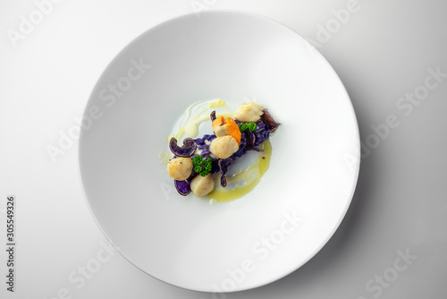 Obraz na płótnie Purple mashed potatoes and scallops