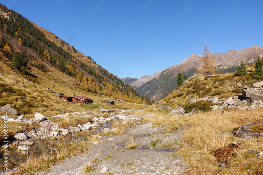 Berglandschaft mit Almhütten in den herbstlichen Zillertaler Alpen