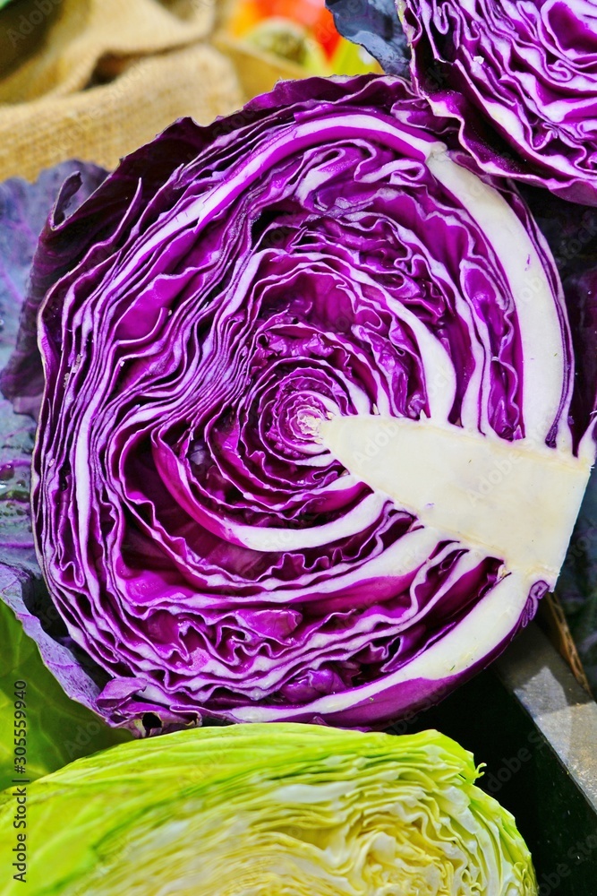Obraz premium Red cabbage cut in half at a farmers market