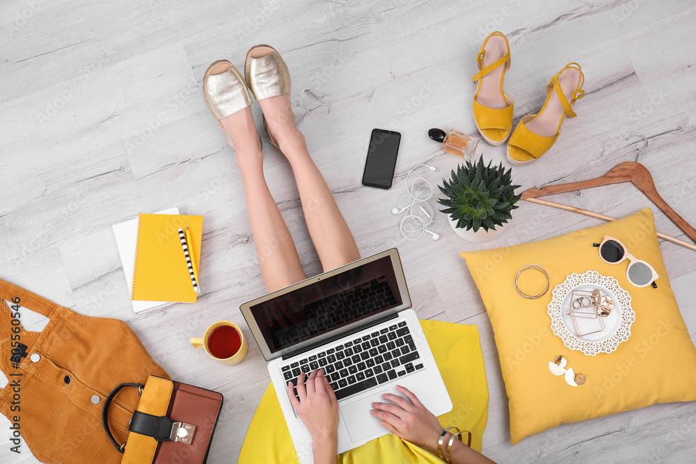 Αυτοκόλλητο Fashion blogger with laptop sitting on floor, top view