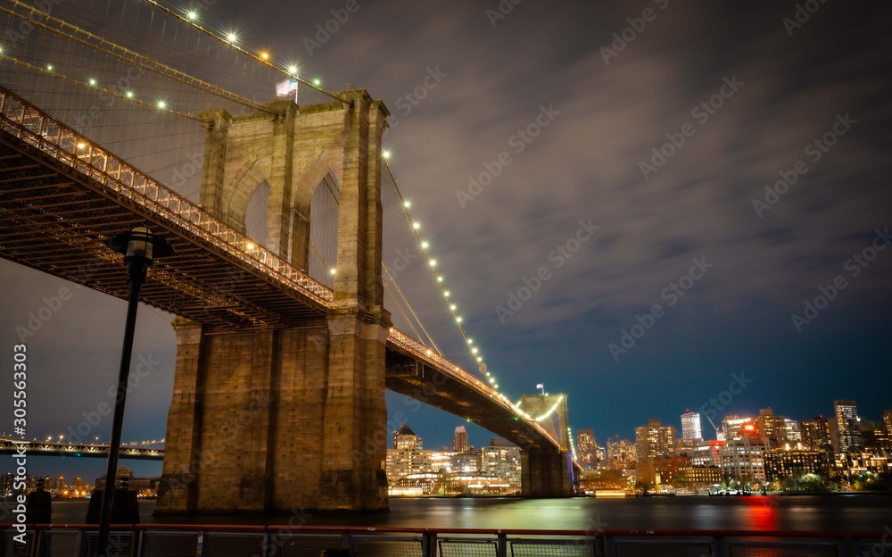 Fototapeta premium brooklyn bridge night lights colors sea new york views