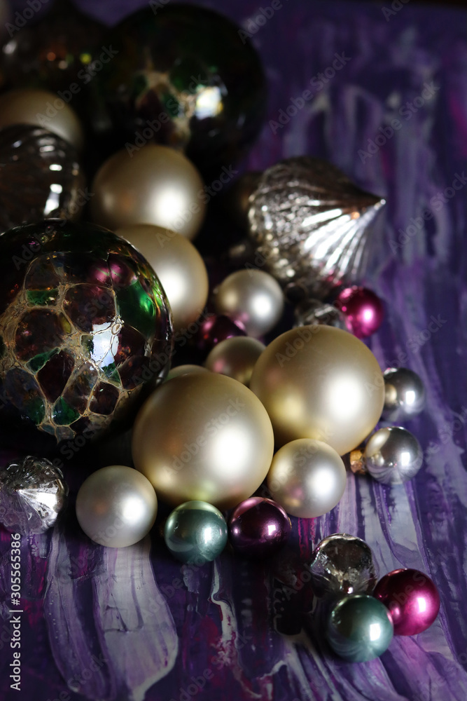 Weihnachtliche Komposition mit Christbaumkugeln Weihnachtliche Komposition mit Christbaumkugeln