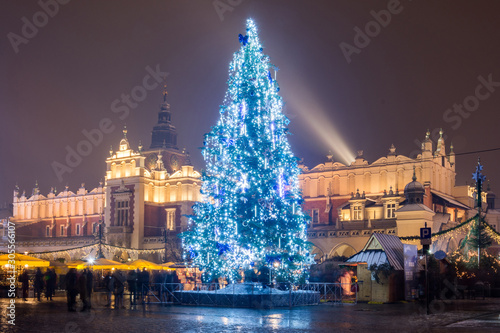 Nocny widok na Rynek Główny w Krakowie z choinką i Sukiennicami, Polska  © danielszura