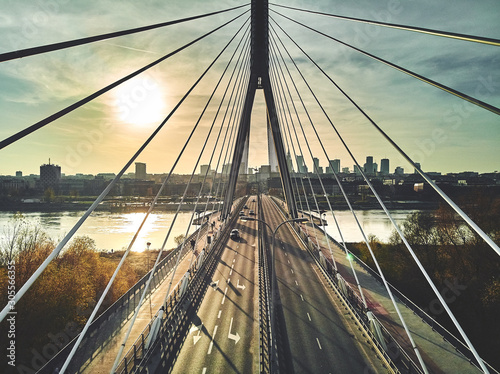 Piękny panoramiczny widok z drona z lotu ptaka do centrum Warszawy z drapaczami chmur i Mostem Świętokrzyskim (En: Holy Cross Bridge) - to most wantowy nad Wisłą w ​​Warszawie