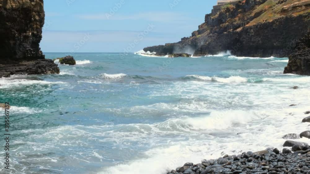 Der Naturstrand „Playa de Los Roques“ bei Los Realejos im Norden von Teneriffa. Vulkanfelsen, die sich den starken Wellen entgegenstellen. Der Naturstrand „Playa de Los Roques“ bei Los Realejos im Norden von Teneriffa. Vulkanfelsen, die sich den starken Wellen entgegenstellen.