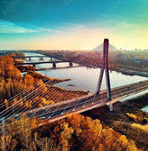 Piękny panoramiczny widok z drona z lotu ptaka do centrum Warszawy z drapaczami chmur i Mostem Świętokrzyskim (En: Holy Cross Bridge) - to most wantowy nad Wisłą w ​​Warszawie