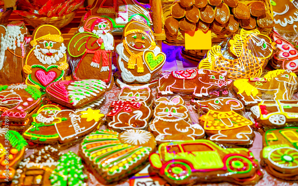 Obraz premium Gingerbread cookies food on Christmas market in Europe in winter. German Night street Xmas and holiday fair in European city or town, December. Riga of Latvia