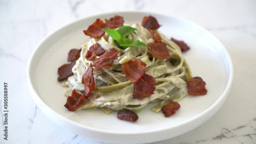spinach fettuccine with cream cheese white sauce and bacon spinach fettuccine with cream cheese white sauce and bacon