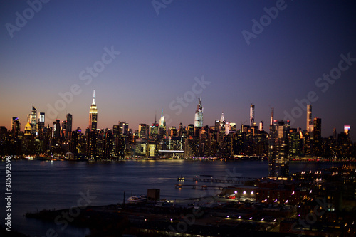 East River   Manhattan Nachts