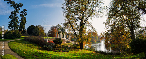 goldener Herbst, Schlosspark Putbus auf Rügen © textag