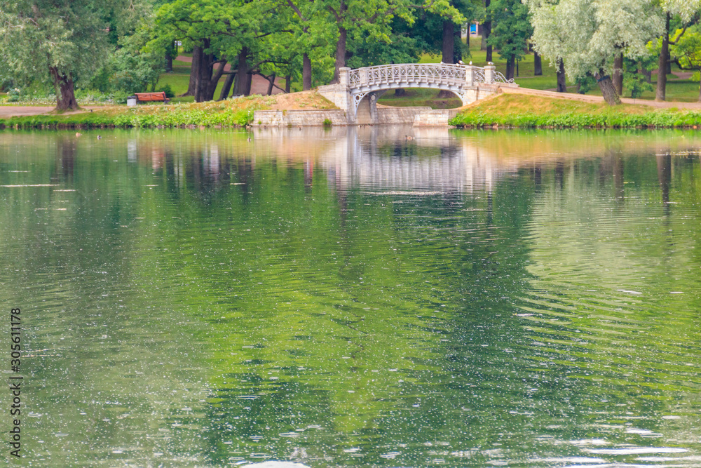 Obraz premium Lake with old bridge in a park in Gatchina, Russia