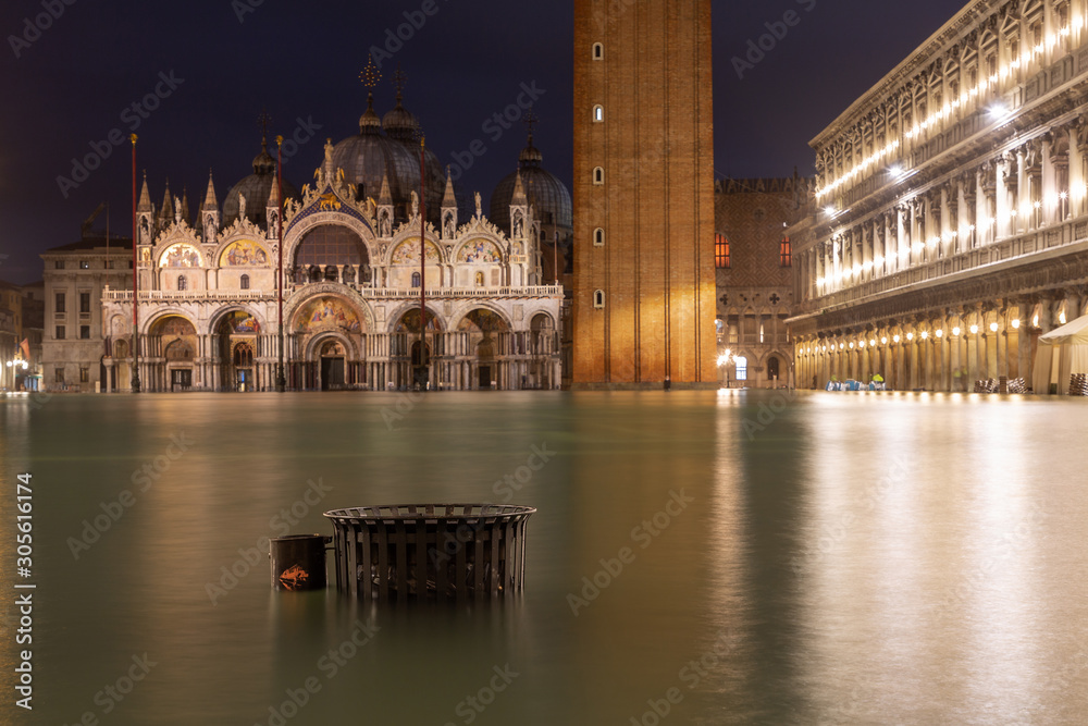 Hochwasser, Acqua Alta, auf dem Markusplatz in Venedig am 12. November 2019