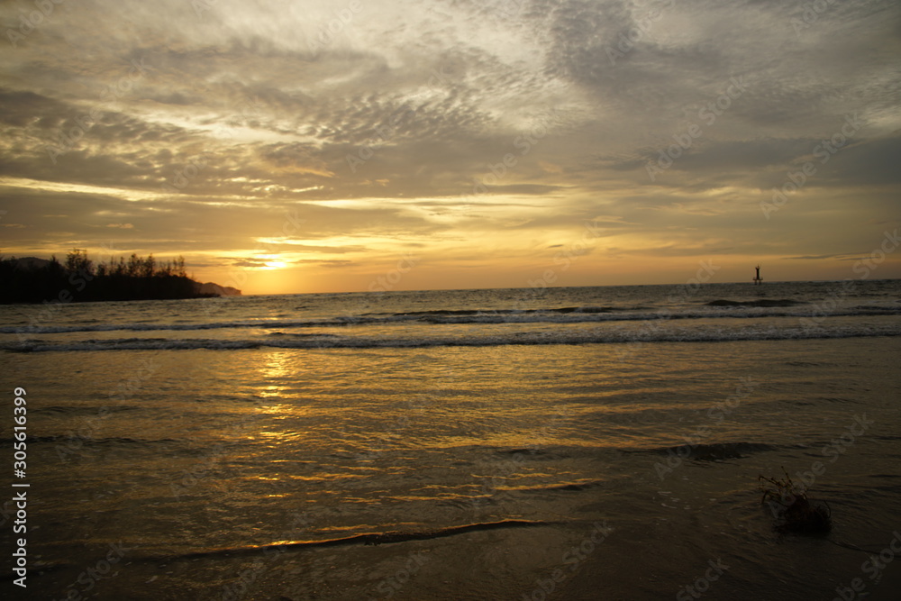 Fototapeta premium マレーシア コタキナバル 浜辺の夕暮れ