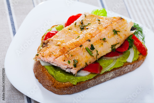 Toast with trout fillet, guacamole, bell pepper