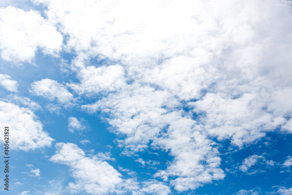 Obraz premium Blue sky with white clouds in a sunny day