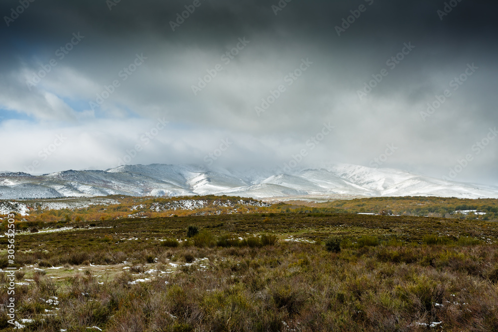 Paisaje con el Monte Teleno al fondo cubierto de nieve en medio de la tormenta. Montes de León, España.