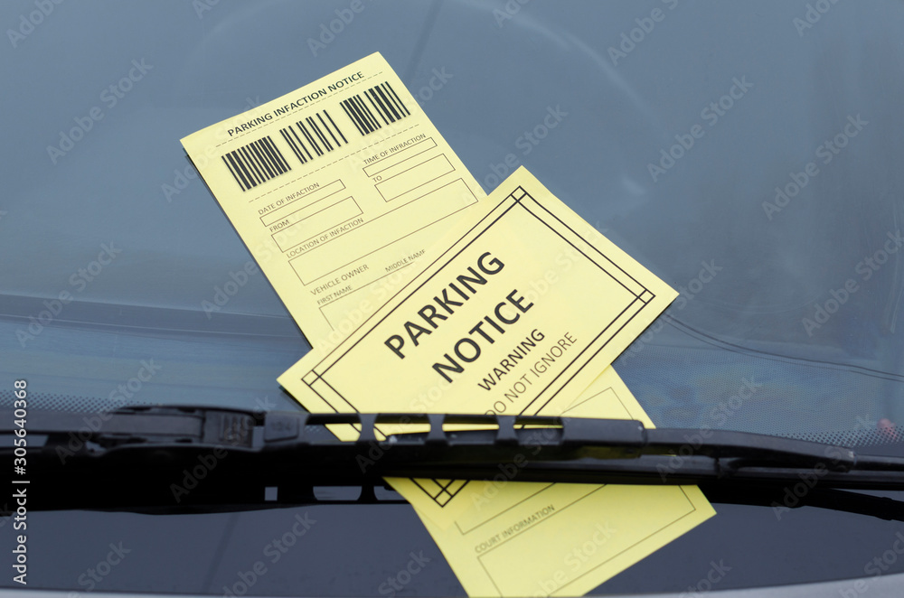 Φωτογραφία Yellow warning parking notice and parking infaction notice on the grey windshiel
