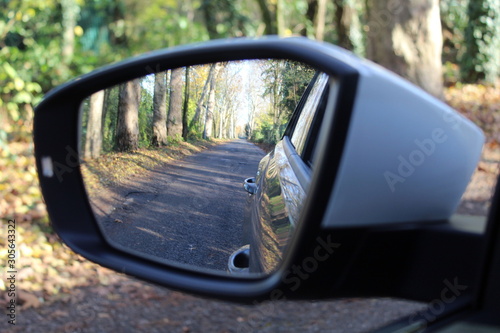 Specchietto retrovisore dell'auto - guidare in campagna © Alfons Photographer