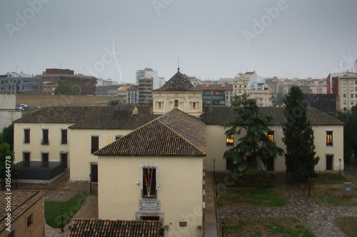 Rayo cayendo sobre la ciudad de Valencia en tormenta
